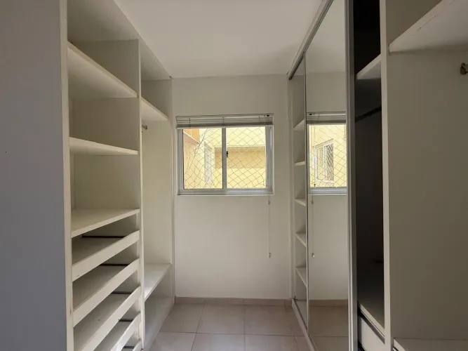 VENDE-SE Guarda roupa. Peças desgastadas. Aproveita uma parte