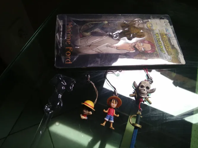Bonecos One Piece - Luffy e Shanks chaveiro