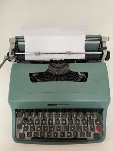 Máquina de escrever Olivetti Lettera 32 com capa