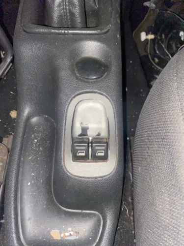 Peugeot 207/ 2011, Botões  comando vidros dianteiros .