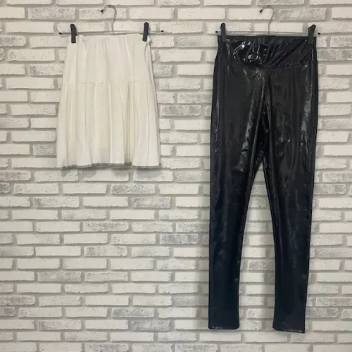 Kit Saia Branca Plissada Rosa Chá + Calça Vinil Legging Preta Tamanho P-M