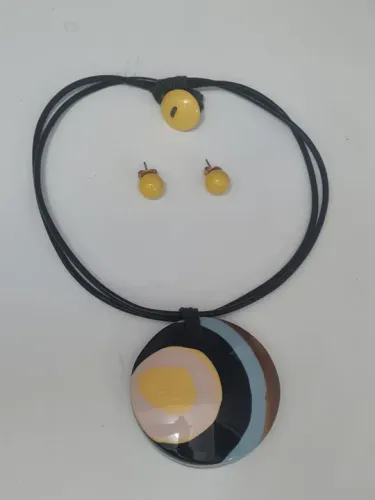 Colar com medalhão com par de brincos pequeno