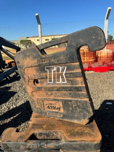 cod.1059 - Peso Dianteiro para Massey Ferguson série 7000 - TK Tratores Nova Andradina -MS