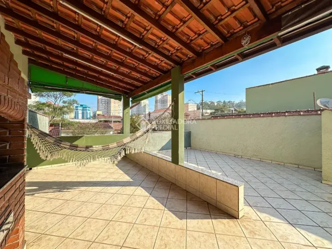 Sobrado Espaçoso com 3 Quartos e 2 Vagas no Jardim Irajá