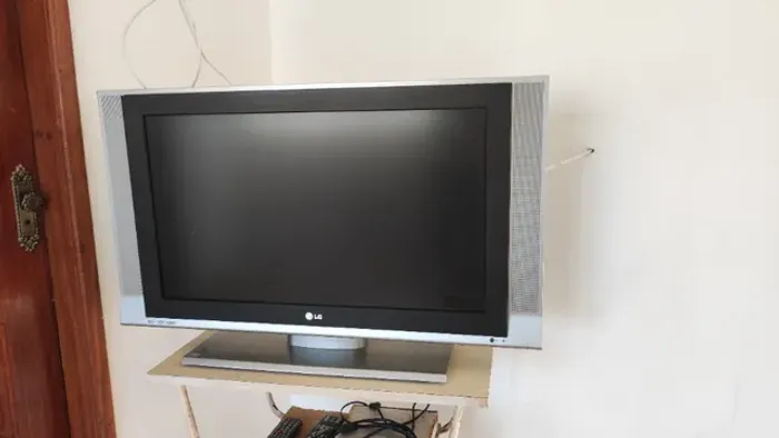 Vendo 03 tvs sem funcionar. Serve para retirar peças. 