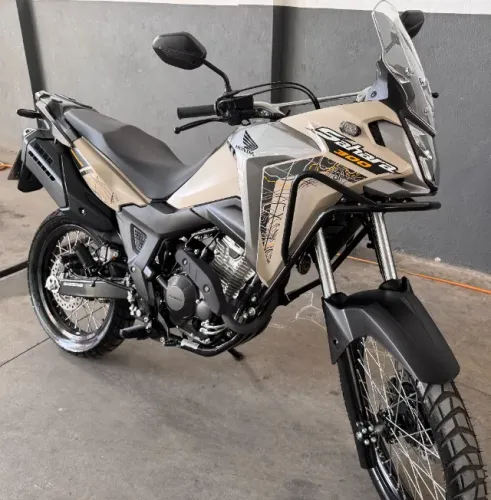 Igual Zero Km - Sahara 300 ADV 2024 - Apenas 949 KM e Vitrificada