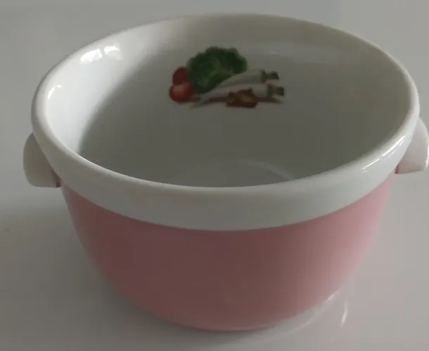 Antiga tigela de porcelana rosa marca Colorama com detalhe de legumes