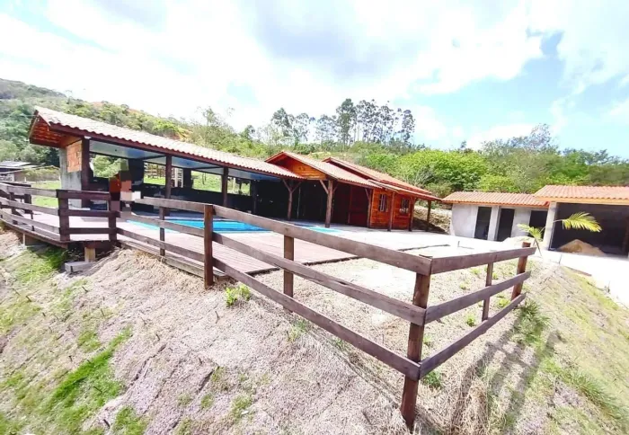 Chácara com lagoa e piscina