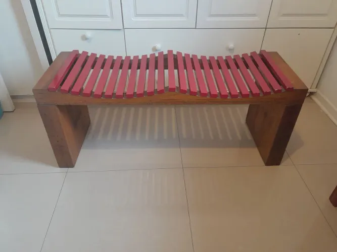 Banco de madeira com assento vermelho