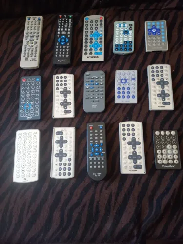15 controles remotos. Varia marcas. Novos e seminovos. Funcionando. BARBADA