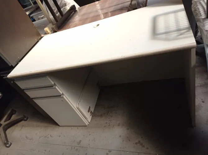 Mesa de escritório usada branca com gavetas