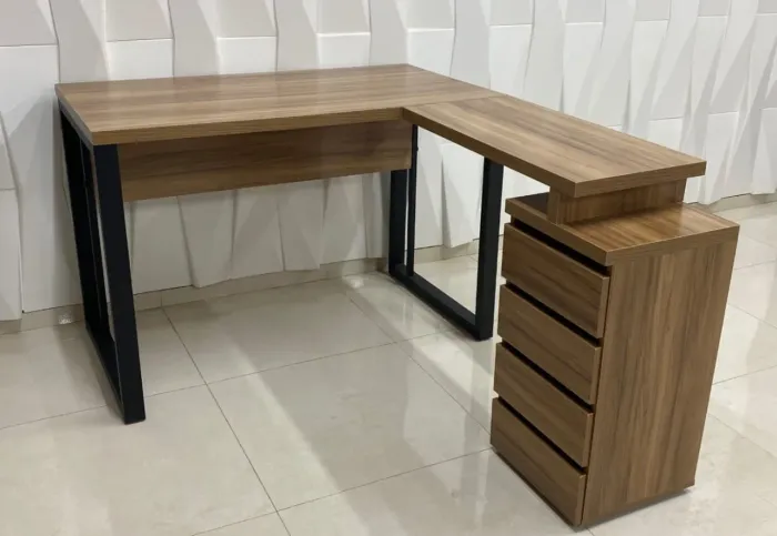 Mesa de Escritório em L com Gaveteiro Integrado