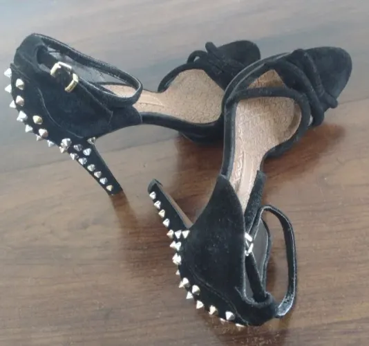 Sandália de salto preta Colcci maravilhosa!