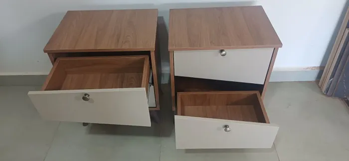 Mesa de cabeceira / criado mudo