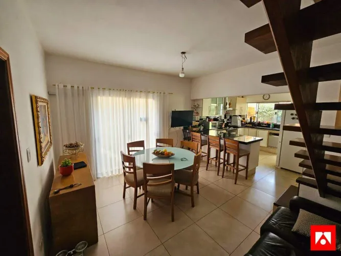 Casa à venda no Centro em Santa Bárbara d'Oeste com 5 quartos (1 suíte) e 3 vagas de garag
