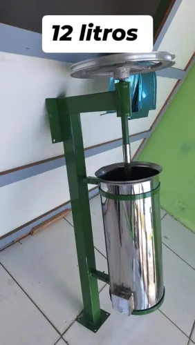 Máquina para bater jussara e outras frutas em casa