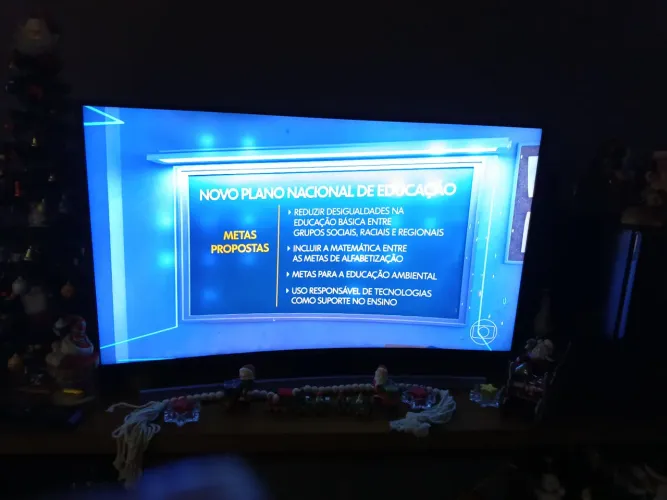 Smart TV curved 4K Samsung 48' usada com pontos brancos 