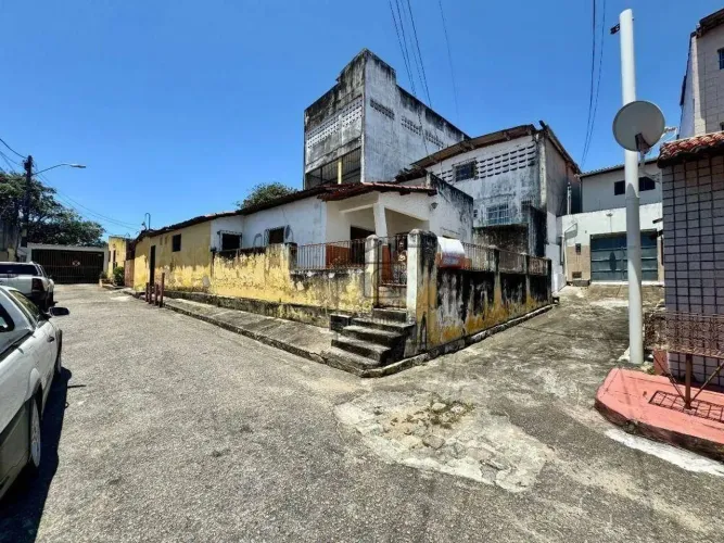 Prédio comercial para alugar no Alecrim com galpão, escritórios e garagem coberta - 110 m²