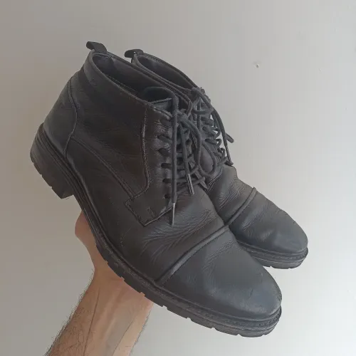 Bota Masculina de Couro Preta Usada