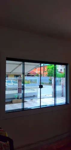 Janela de Vidro com Design Moderno