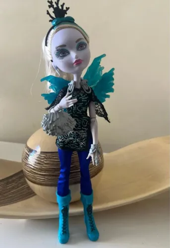 boneca  faybelle thorn da linha ever after high da mattel. falta apenas um brinco