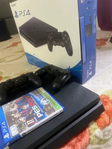 PS4 Slim + 2 controles Originais + 1 jogo
