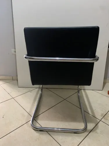Cadeira de escritório moderna em couro preto,só restou 2 unidades