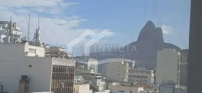Sala comercial recém-reformada, duas quadras da praia e ao lado da estação de metrô