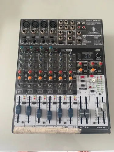 Mesa de som behringer xenyx X1204USB