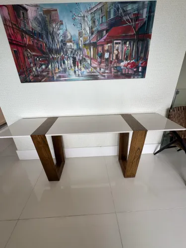 Aparador com tampo laqueado e detalhes em madeira