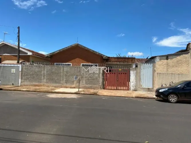 Venda de Casas / Comercial na cidade de Américo Brasiliense