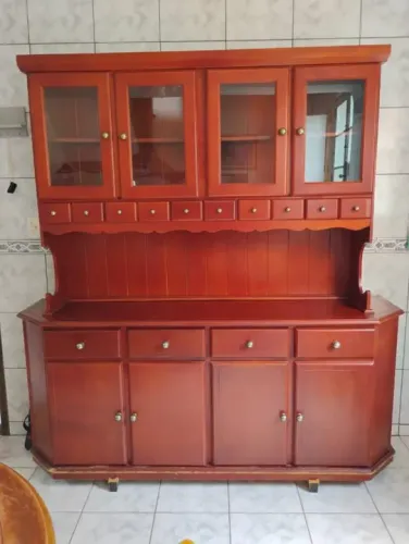 Cristaleira em madeira estilo colonial fabricada a mais de 30 anos