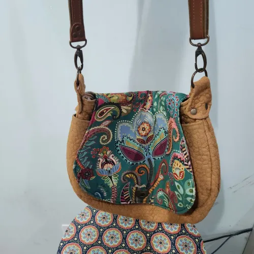 Bolsa marron tecido encorpado alça com detalhe em couro