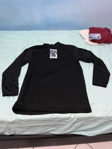 Camisa preta gola alta