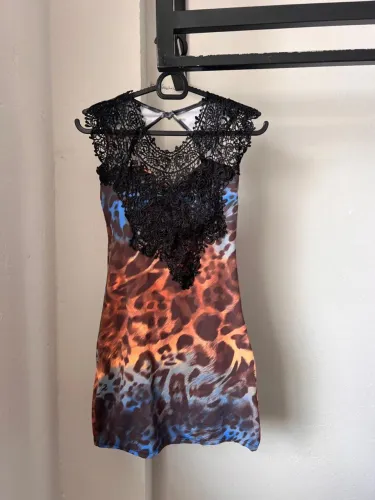Vestido tubinho animal print com Renda