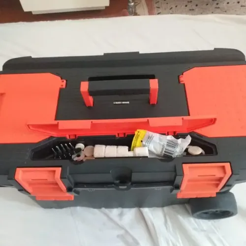 Carrinho de mão com ferramentas novas e também algumas usadas.