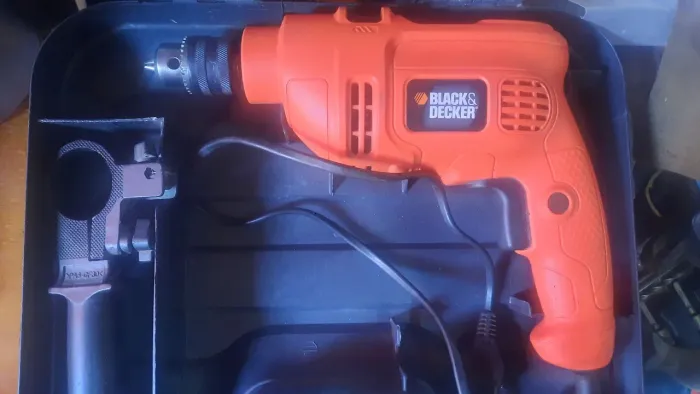 Furadeira com impacto Black + Decker 560w com maleta 110v
