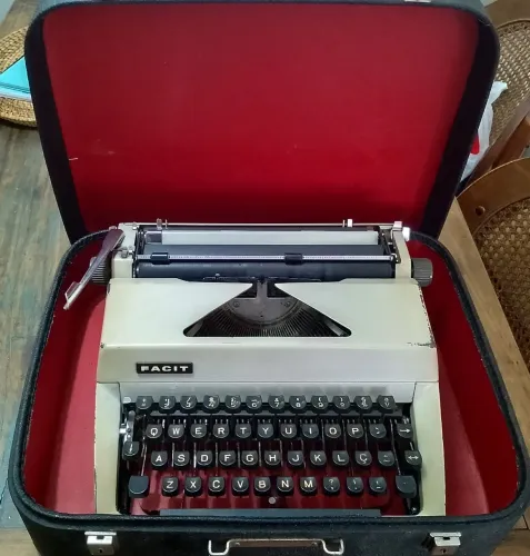Máquina de escrever antiga Facit 1611e