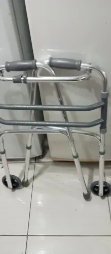 Andador com rodas 