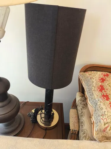 Abajur de mesa moderno com base marmoreada