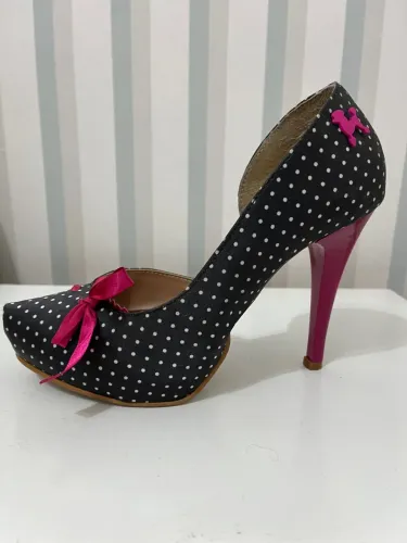 Scarpin preto poá com salto pink
