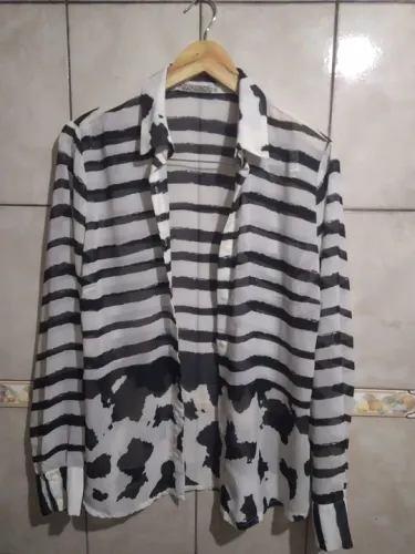 Camisa listrada branca e preta mania nacional 