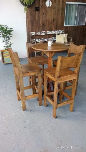 Conjunto de mesa e cadeiras de madeira rústica