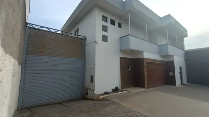 Galpão/Apto comercial bem localizado, pertinho de TUDO, ideal para você morar e trabalhar