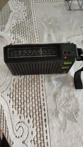 Rádio sucata não funciona vendido no estado pra decoração ou aproveita peças 