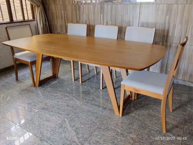 Mesa de Jantar em Madeira Maciça com Design Moderno