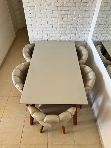 Vendo Mesa de jantar 6 lugares 1.250,00 e 6 cadeiras estilo poltrona em couro 1.150,00