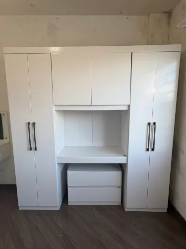 Guarda roupa branco com sapateira separada
