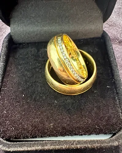 Aliança 18 k com diamantes 