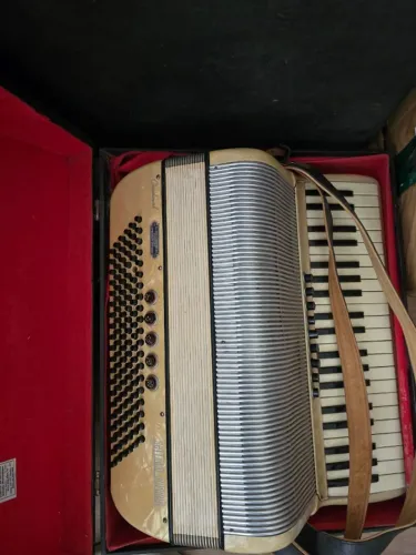 ? Vendo lindo Acordeon G. Geccherini com 120 Baixos . Condição: Usado